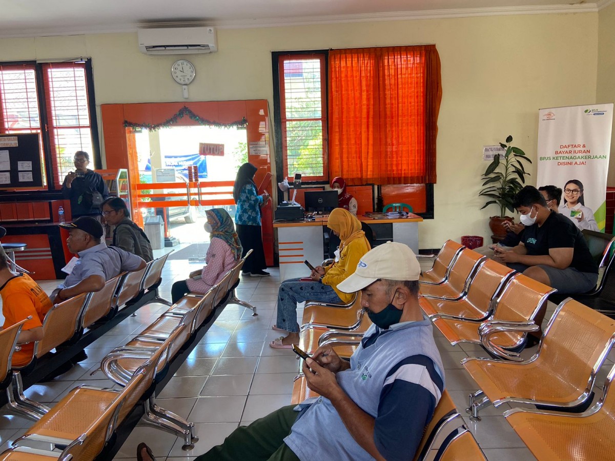 Suasana antrean di kantor pos Ponorogo tempat pengambilan BSU (Foto: Ahmad Fauzani/jatimnow.com)