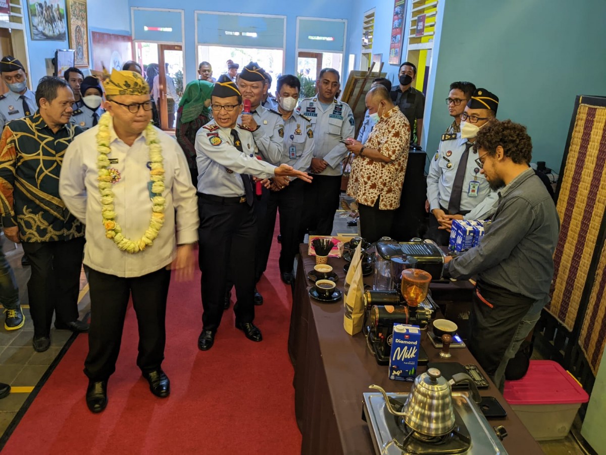 Direktur Jendral Pemasyarakatan, Reynhard Silitonga melihat beberapa fasilitas Griya Abhipraya di Jalan Abdul Manan, Desa Pandesari, Kecamatan Pujon, Kabupaten Malang. (Foto: Galih Rakasiwi/jatimnow.com)