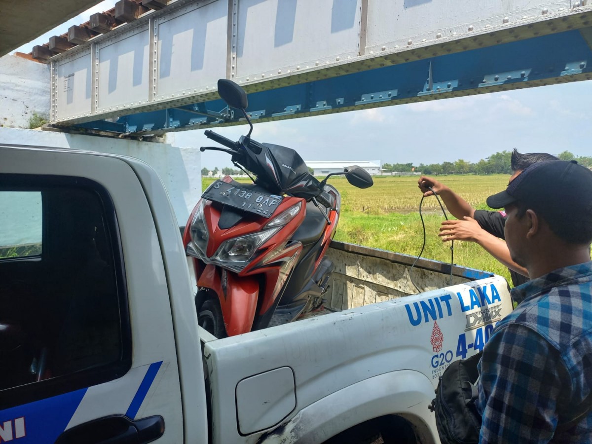 Bhabinsa Desa Kayen Serka Fendiyulianto yang menemukan sepeda motor milik remaja yang tewas tersambar KA Dhoho jurusan Kertosono-Surabaya. (foto-foto: Elok Aprianto)