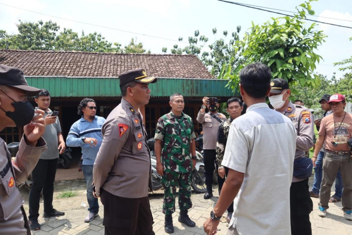 Kabag Ops, Polres Bojonegoro Kompol Yusis Budi Krismanto saat melakukan mediasi dengan masyarakat dan Termohon Siswantoro. (foto: humas polres for jatimnow.com)