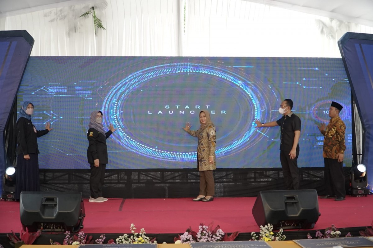 Wali Kota Mojokerto Ika Puspitasari bersama Sekda dan beberapa kepala dinas saat launching 3 layanan unggulan. (Diskominfo Kota Mojokerto for jatimnow.com)