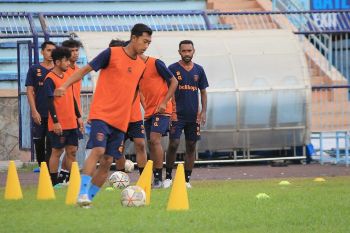 Skuat Persela saat menjalani sesi latihan di Stadion Surajaya Lamongan. (Foto: Adyad Ammy Iffansah/jatimnow.com)