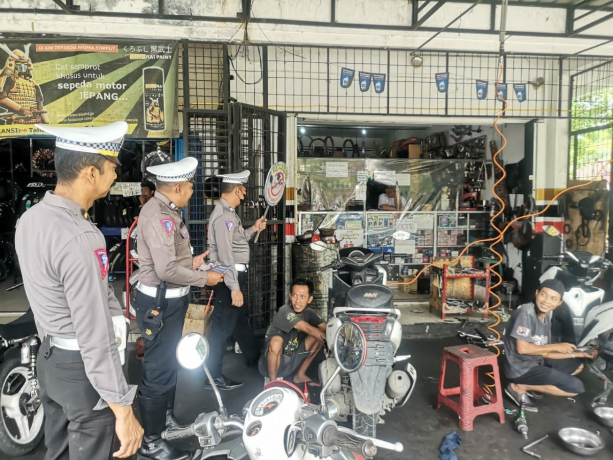 Unit Keamanan dan Keselamatan (Kamsel) Satlantas Polres Bojonegoro saat melakukan sosialisasi pada bengkel motor (Humas Polres for Jatimnow.com)