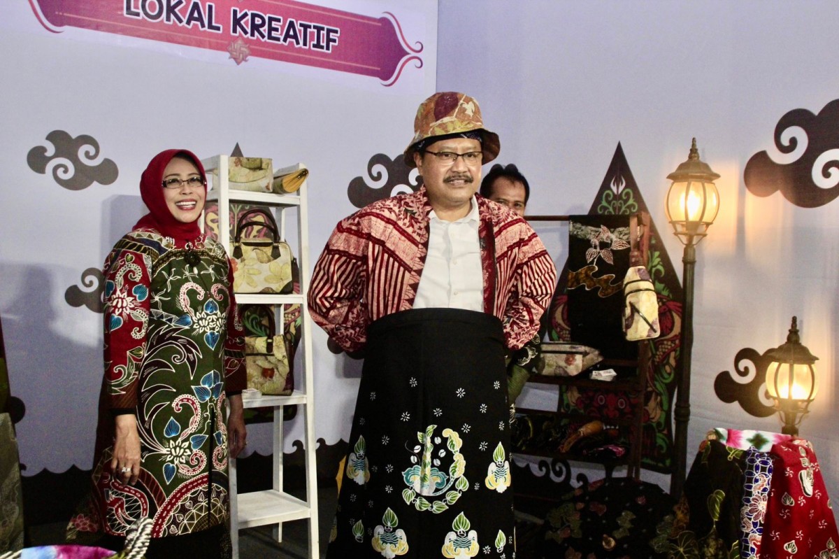 Gus Ipul di sela pembukaan pameran produk unggulan di Kota Pasuruan. (foto: Humas Pemkot Pasuruan)