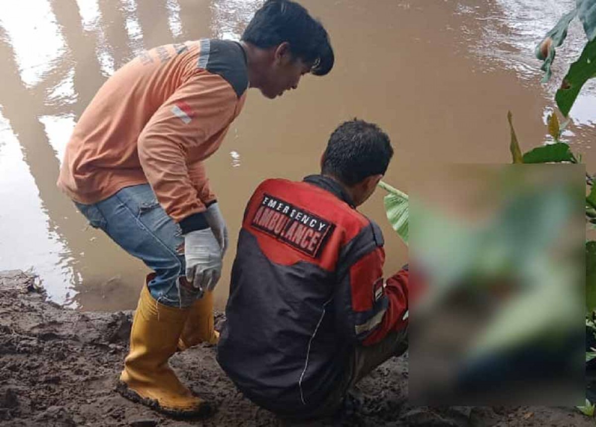 Evakuasi mayat di bawah Jembatan Ngrame, Kecamatan Pungging, Kabupaten Mojokerto. (Foto: Grup WhatsApp relawan)