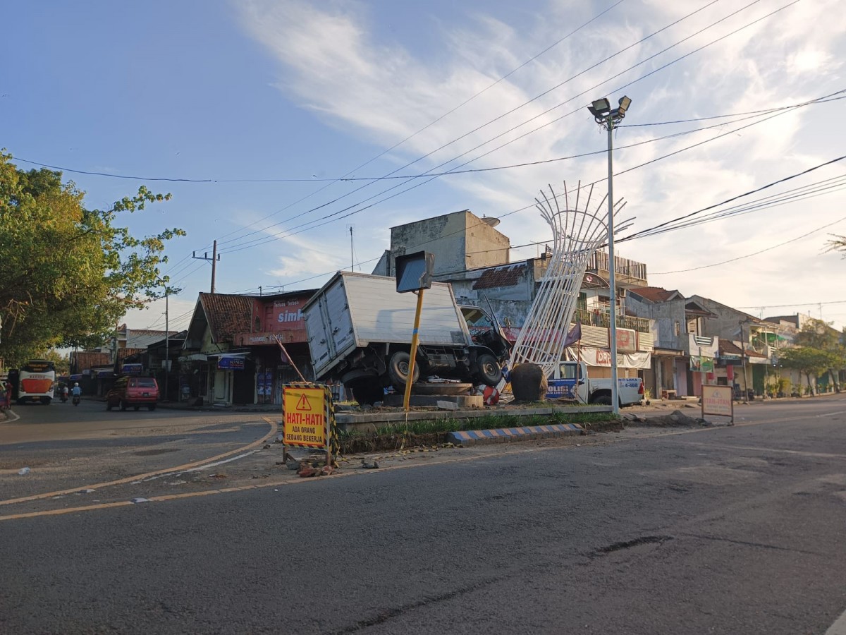 Truk Nyelonong Tabrak Taman yang Baru Direnovasi DLH Jombang, Duh!