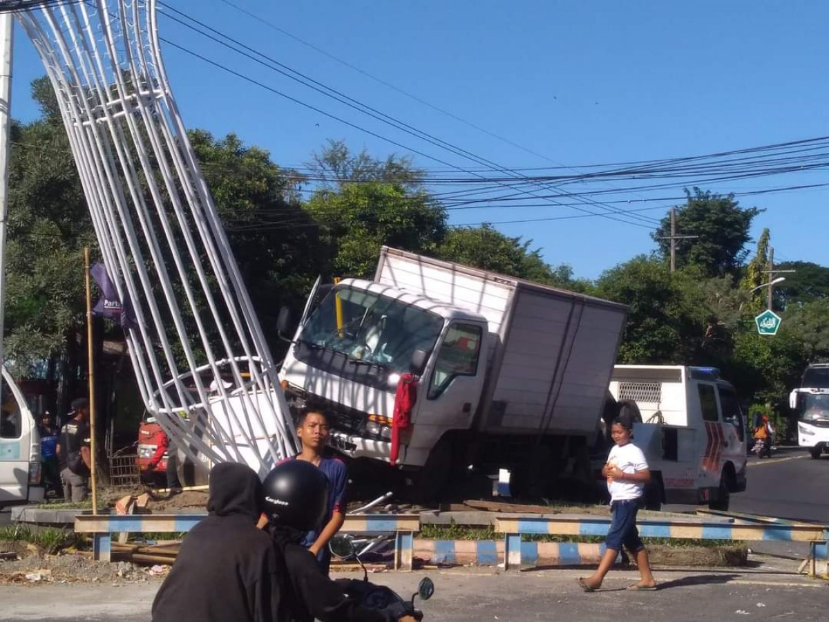 Truk nyelonong di atas taman yang baru saja direnovasi DLH Jombang. (Foto: dok. jatimnow.com)