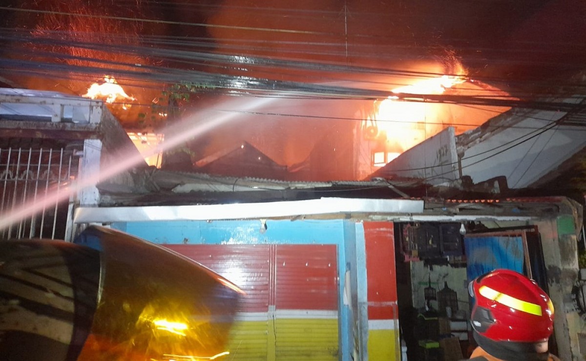 Api membakar Ponpes Inabah Jalan Semampir, Surabaya. (Foto: Info Kedaruratan 112 Surabaya)