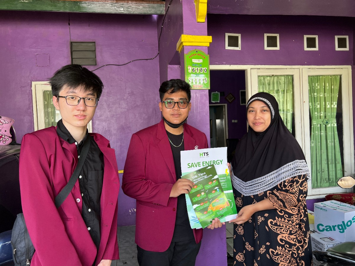 Sejumlah mahasiswa UC Surabaya door to door sosialisasi dampak plastik ke masyarakat (Foto-foto: Edi for jatimnow.com)