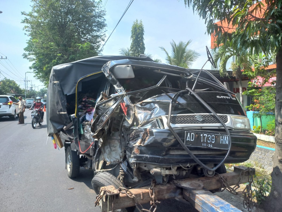 Kondisi pikap, satu dari lima kendaraan yang ditabrak dump truck di Jombang (Foto: Elok Aprianto/jatimnow.com)