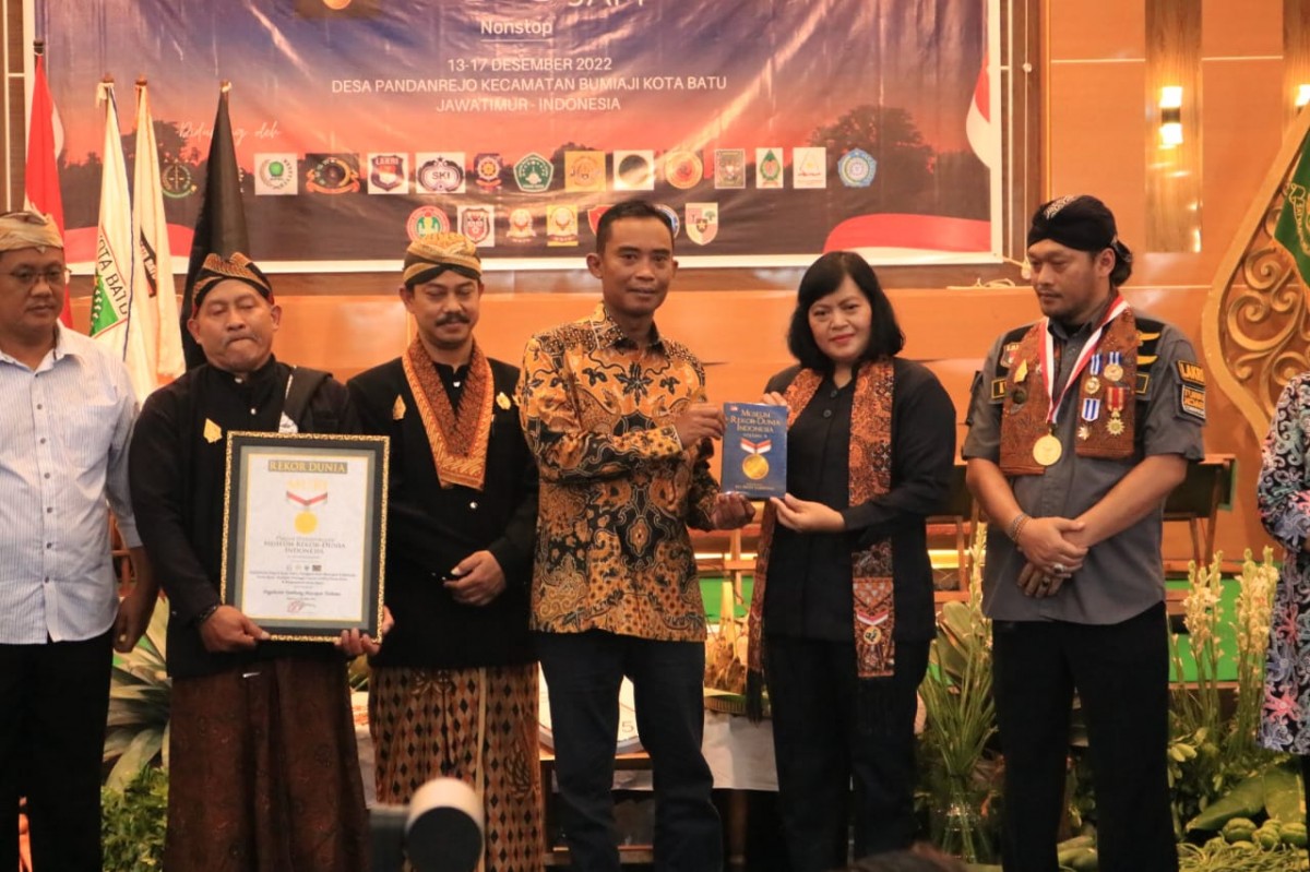 Penghargaan Muri yang diterima oleh Kajari Batu, Agus Rujito. (Foto: Galih Rakasiwi/jatimnow.com)