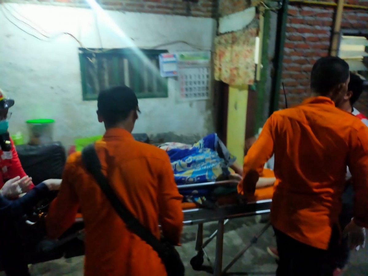 Petugas saat evakuasi korban di lokasi kejadian. (Foto: Dok. BPBD Kota Surabaya)