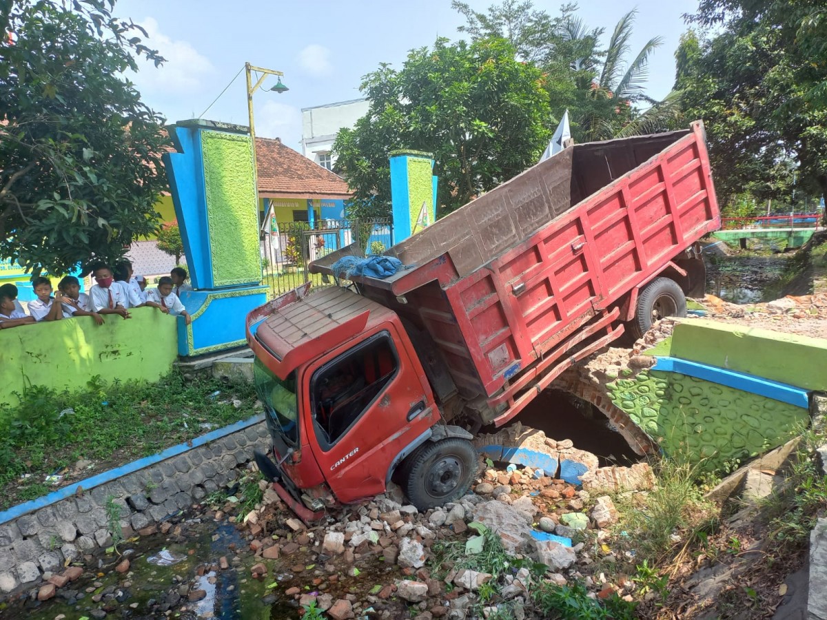 Kondisi dump truck yang menyeruduk 5 kendaraan di Jombang (Foto: Elok Aprianto/jatimnow.com)