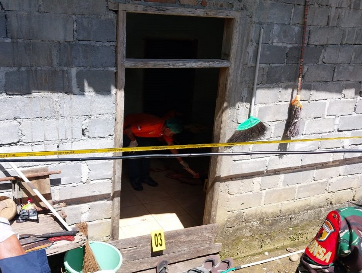 Olah TKP dugaan pembunuhan ibu muda. (Foto: Pemdes Lebakharjo to for jatimnow.com)