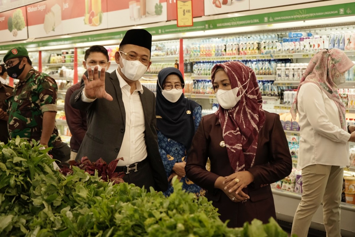 Wali Kota Mojokerto Ika Puspitasari (Ning Ita) saat sidak mamin jelang Nataru (Foto-foto: Achmad Supriyadi/jatimnow.com)