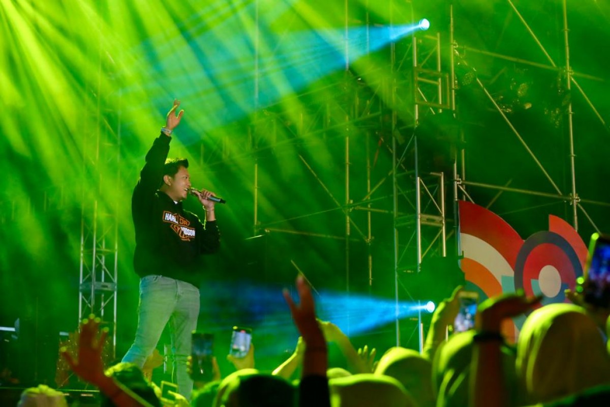 Denny Caknan saat tampir di malam puncak peringatan Hari Jadi Banyuwangi (Foto-foto: Humas Pemkab Banyuwangi)