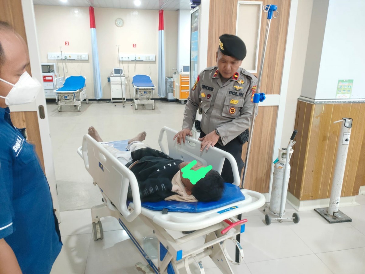 Petugas kepolisian saat mengevakuasi pemuda di alun-alun Bojonegoro. (foto: humas polres for jatimnow.com)