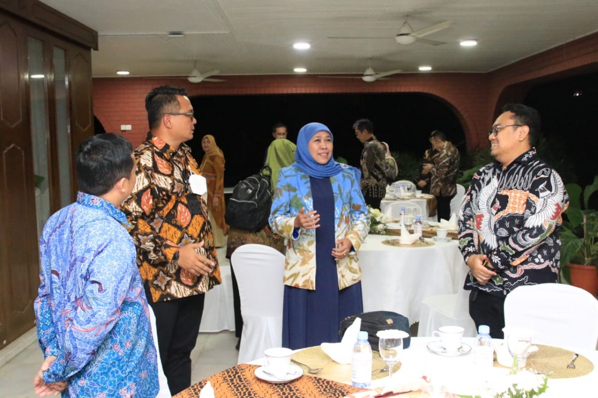 Gubernur Khofifah (tengah) bersama Dubes Besar Indonesia untuk Malaysia Hermono (kanan) (Foto: Humas Pemprov Jatim/jatimnow.com)