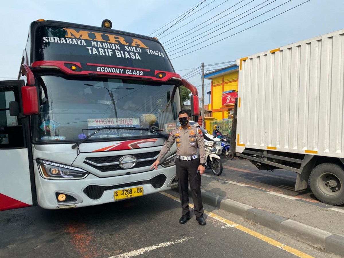 Bus Mira Diadang Mobil Patroli Polisi di Mojokerto, Kenapa Sih?