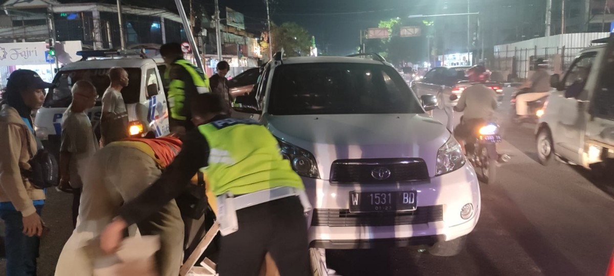 Mobil Rush yang mengalami kecelakaan tunggal. (Foto: Humas Polres Mojokerto for jatimnow.com)