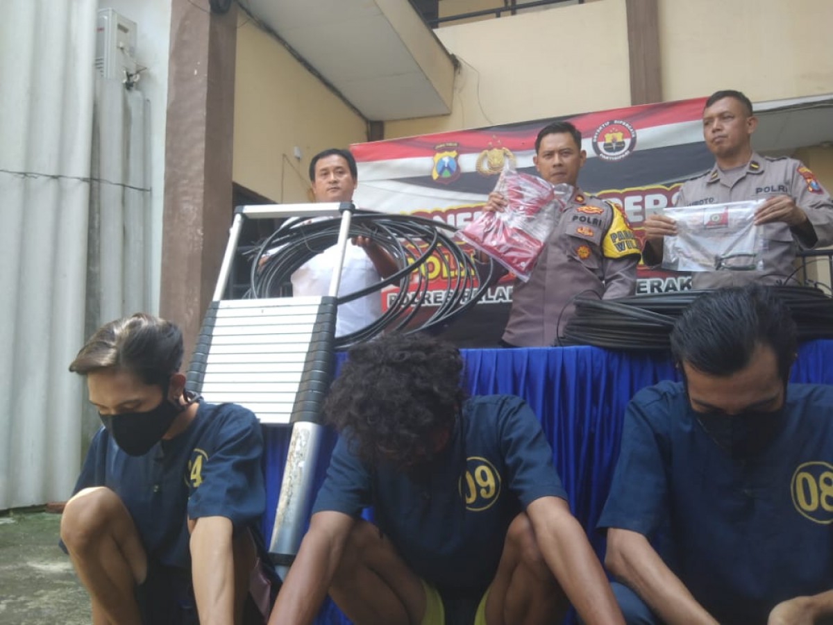 3 Warga Surabaya Gasak Kabel Telepon di Kenpark, Alasane Ngenes Rek!