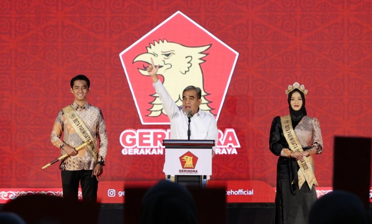 Sekjen Gerindra, Ahmad Muzani saat memperagakan pose dua jari (Foto: Dok. Ricad for jatimnow.com)