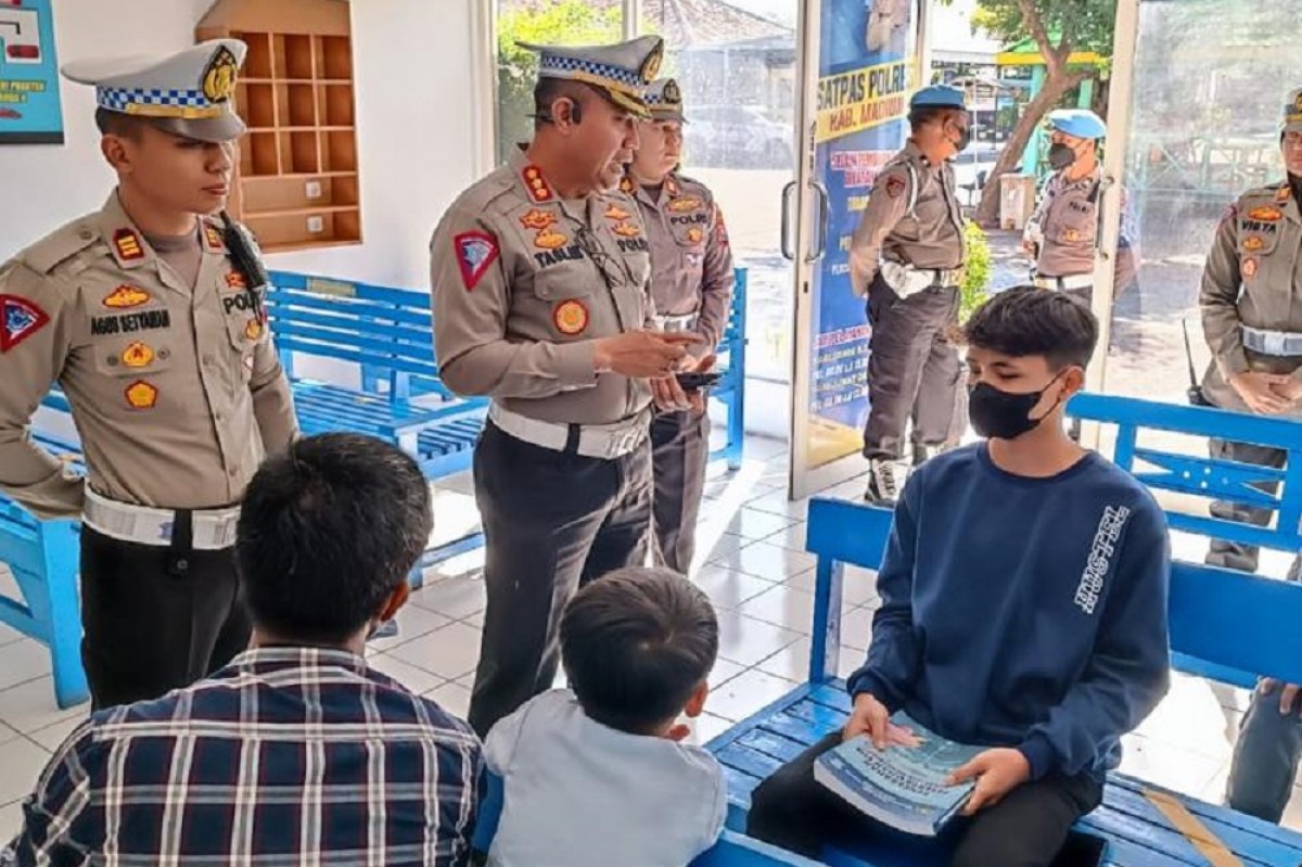 Dirlantas Polda Jatim, Kombes Pol M Taslim Chairuddin saat melakukan sidak pelayanan SIM di Satlantas Polres Madiun Kabupaten. (Foto: Ditlantas Polda Jatim/jatimnow.com)