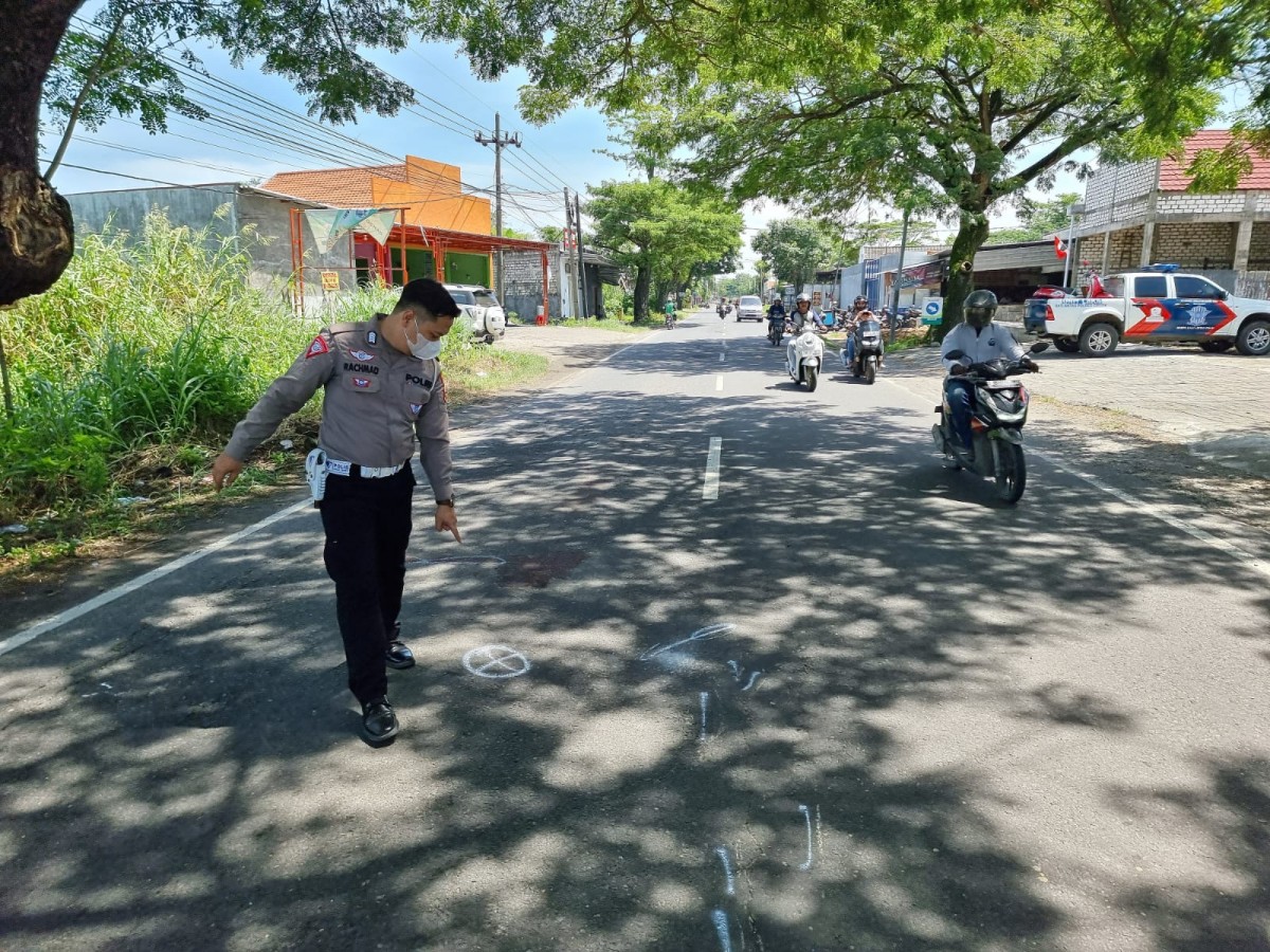 Pemotor asal Gresik Tewas Diseruduk Truk Misterius dari Belakang