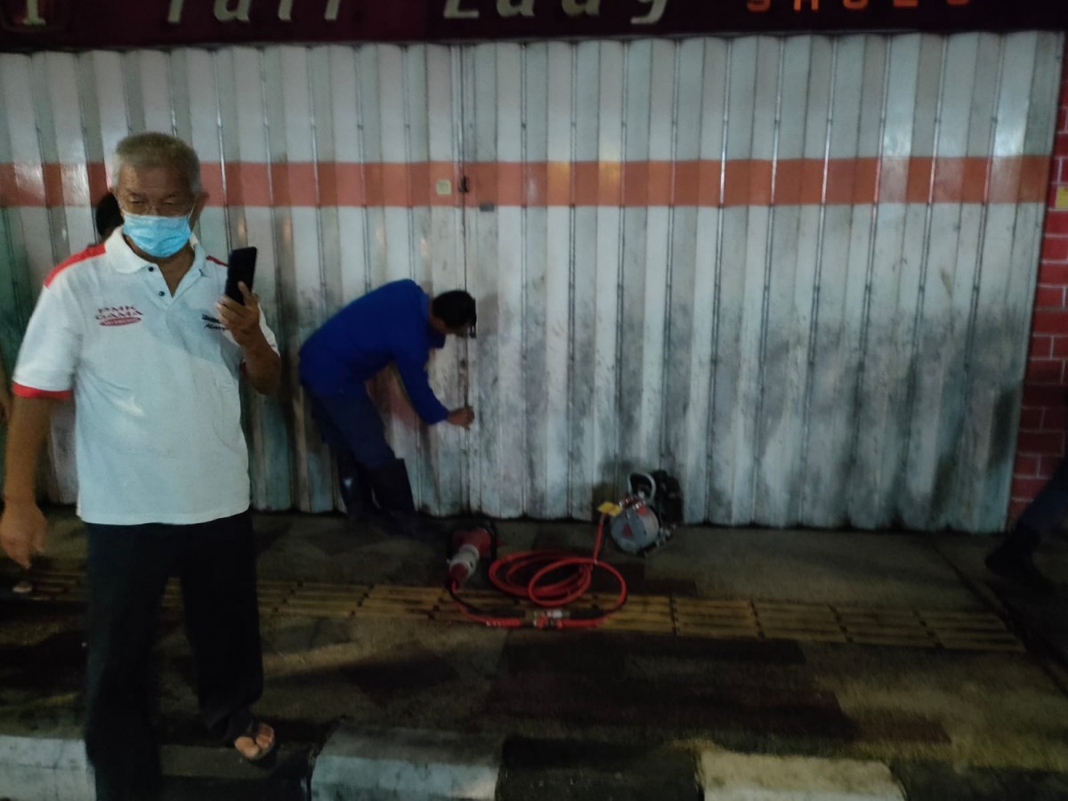 Petugas damkar saat memotong kunci pintu untuk selamatkan lansia. (Damkar Kota Mojokerto for jatimnow.com)