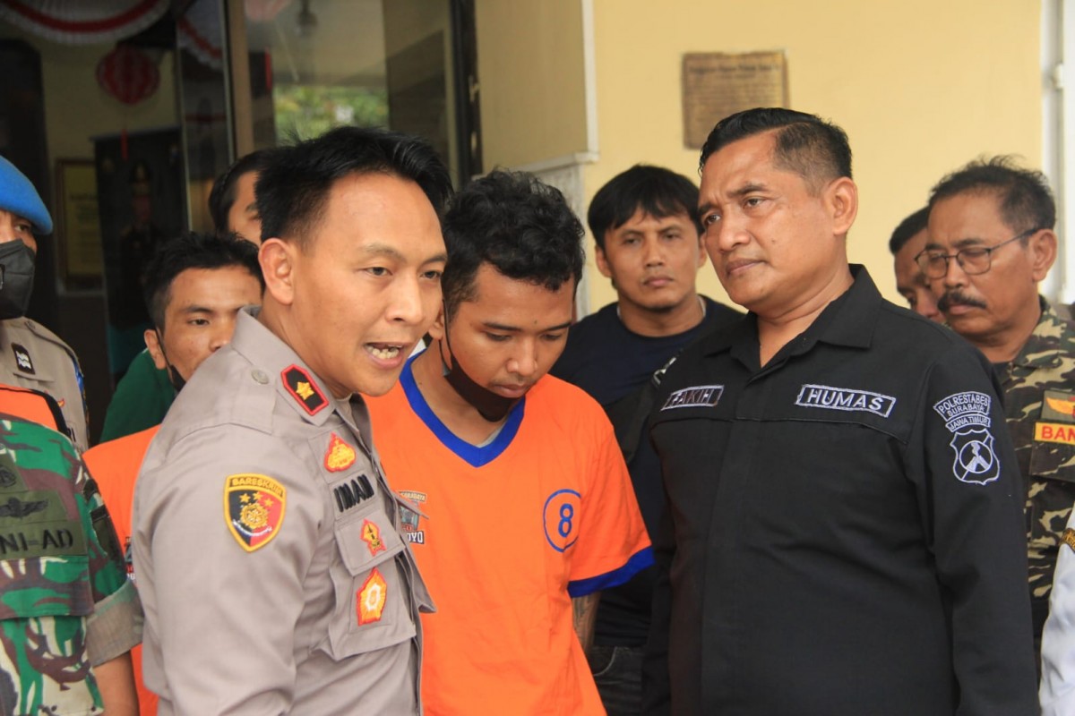 Dua bandit spesialis curanmor terpincang-pincang setelah dibedil betisnya oleh Tim Anti Bandit Polsek Tegalsari. (Humas Polrestabes Surabaya for jatimnow.com)