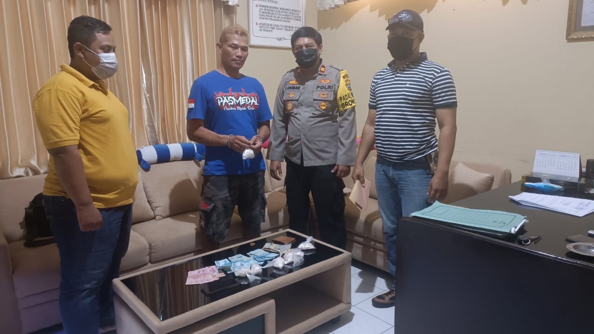 Pria Lamongan saat diamankan anggota Polsek Brondong. (foto : Humas Polres Lamongan for jatimnow.com)