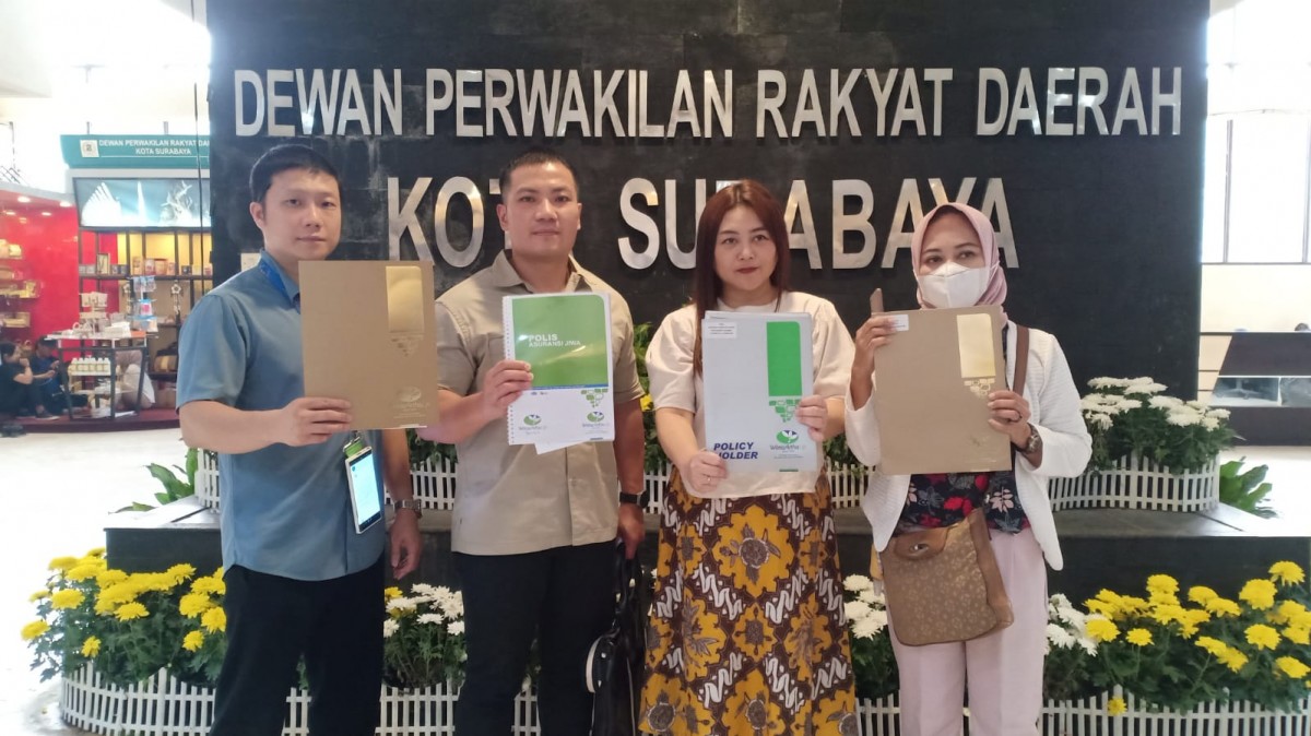 Aliansi Masyarakat Korban Asuransi WanaArtha Life (AMKW) saat mendatangi kantor DPRD Surabaya. (Foto: AMKW for jatimnow.com)