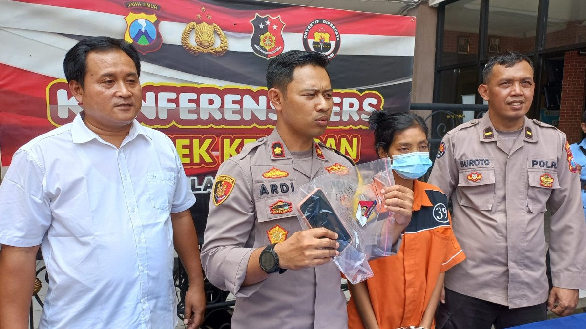 Kapolsek Kenjeran Kompol Ardi Purboyo menunjukkan barang bukti hasil pencurian. (Polsek Kenjeran for jatimnow.com)