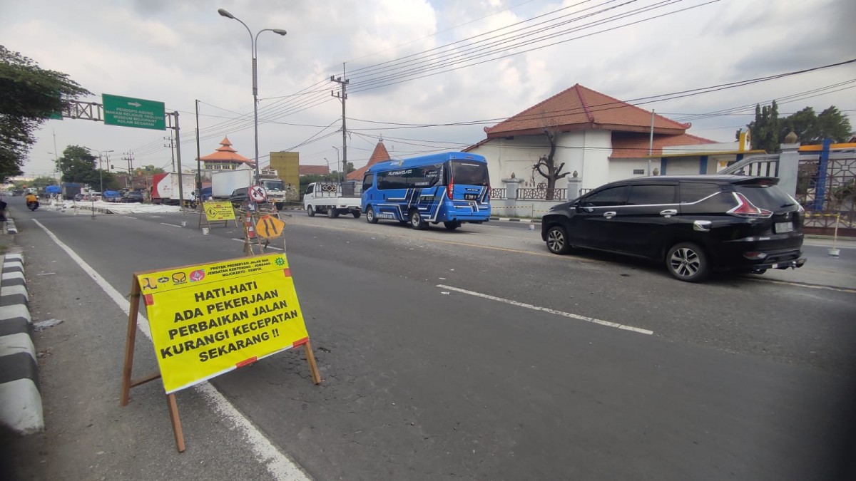 Pengerjaan perbaikan jalan di jalan nasional Mojokerto-Jombang. (Achmad Supriyadi/jatimnow.com)