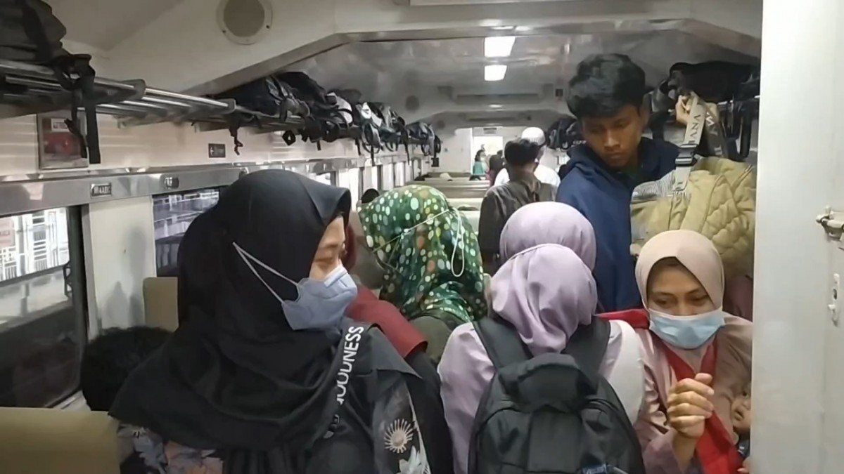 Sejumlah santri memadati Stasiun Jombang untuk mudik lebih awal. (foto: Elok Aprianto/jatimnow.com)