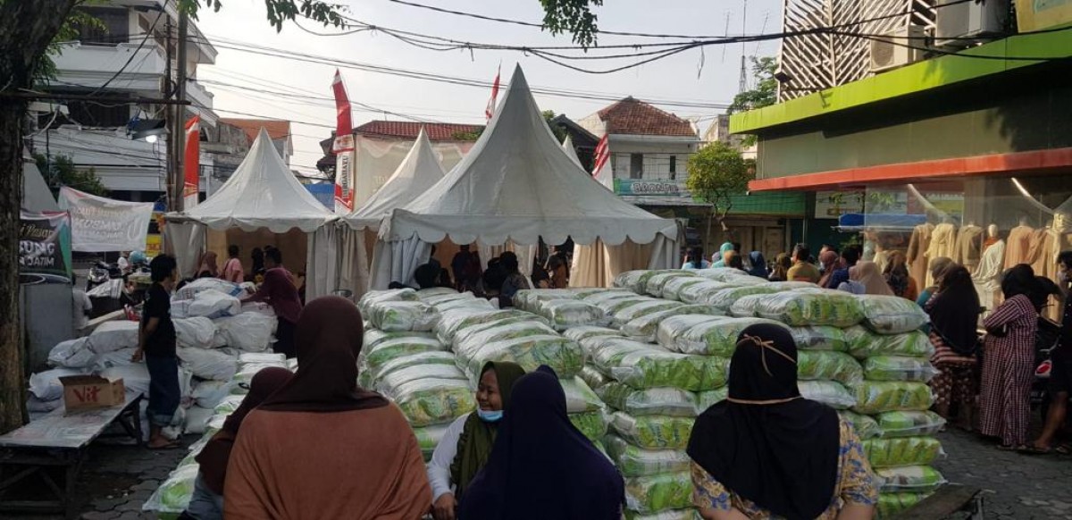 Pasar murah yang dibuka Pemprov Jatim diharapkan bisa mengontrol harga kebutuhan. (foto: Pemprov Jatim for jatimnow.com)