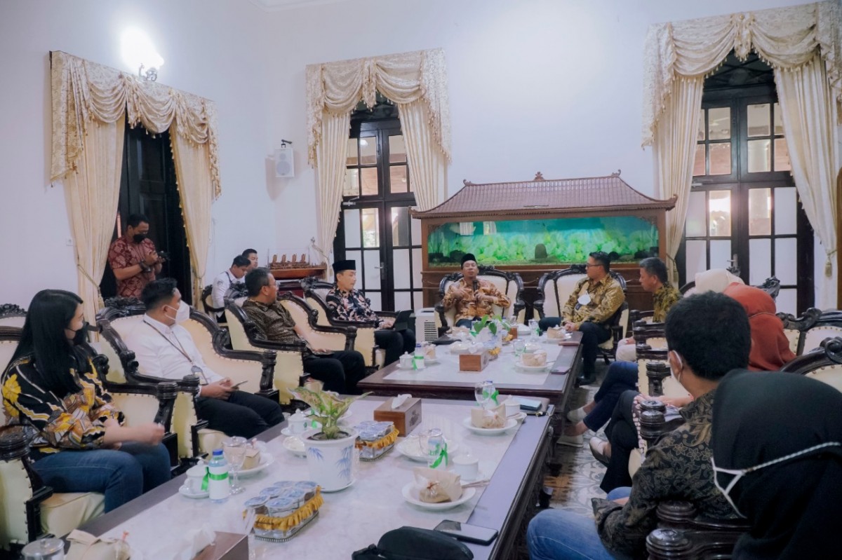 Penyerahan penghargaan (Foto: SIER for jatimnow.com)