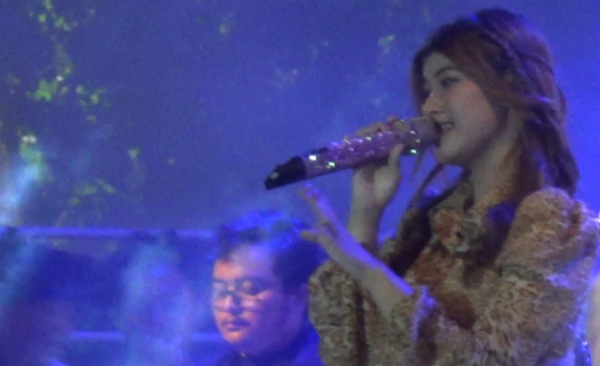 Nabila Maharani saat manggung di Alun-alun trunojoyo, Sampang. (foto: Fathor Rahman/jatimnow.com)
