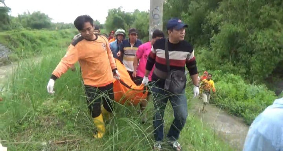 Mayat laki-laki saat dievakuasi petugas dan warga dari kali Konto, Desa Kayen, Kecamatan Bandarkedungmulyo Jombang. (foto: Elok Aprianto/jatimnow.com))