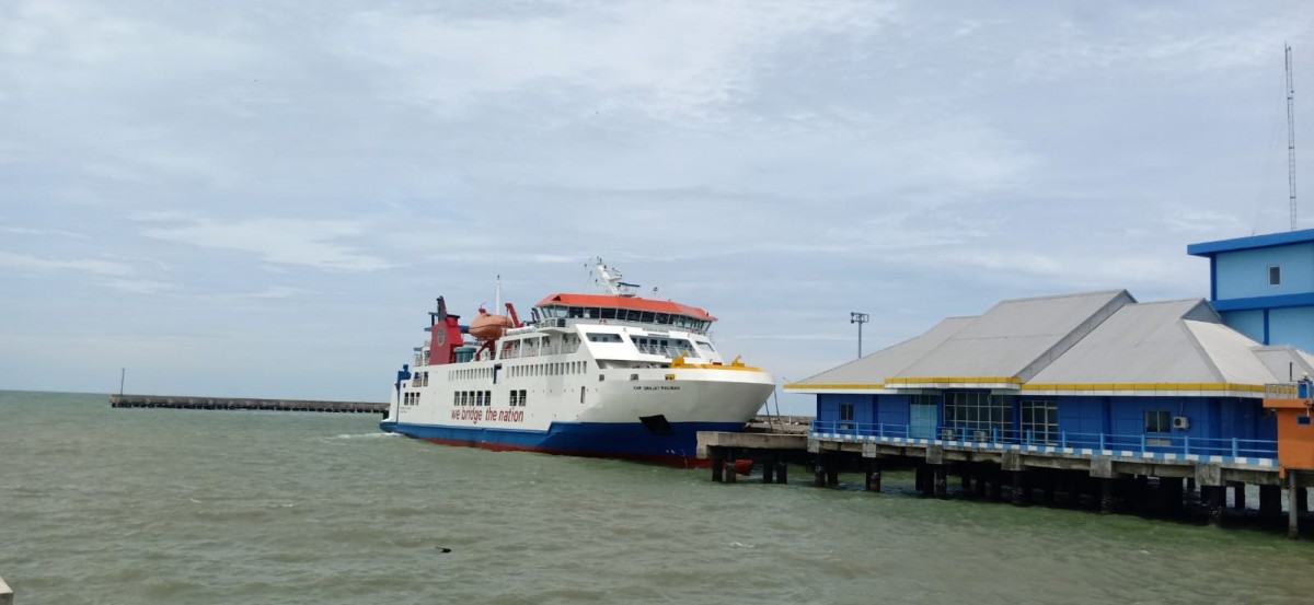 Aktifitas terkini di Pelabuhan Paciran Lamongan yang terhenti akibat buruknya cuaca dan gelombang laut. (foto : UPT PPR Lamongan for jatimnow.com)