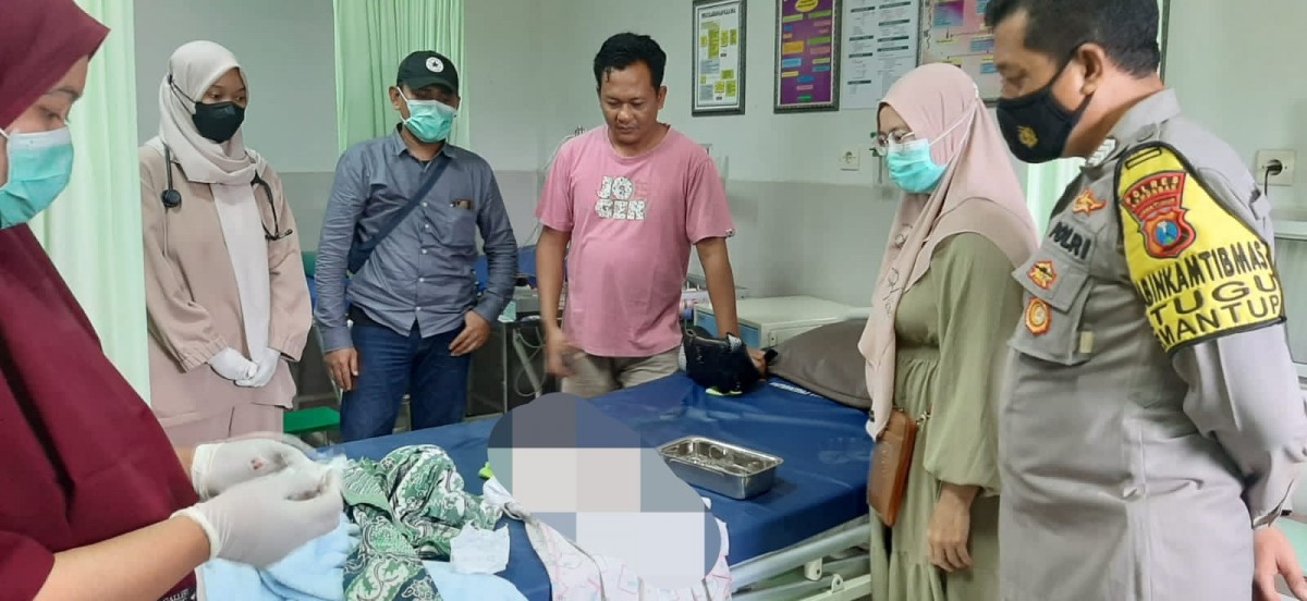 Bayi laki-laki yang ditemukan warga di depan warung dekat sawah di Kecamatan Mantup, Lamongan. (foto : Humas Polres Lamongan for jatimnow.com)