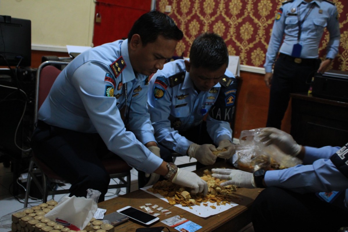 Penyelundupan sabu dalam keripik pisang digagalkan petugas Lapas Banyuwangi (Foto-foto: Humas Kemenkumham Jatim)