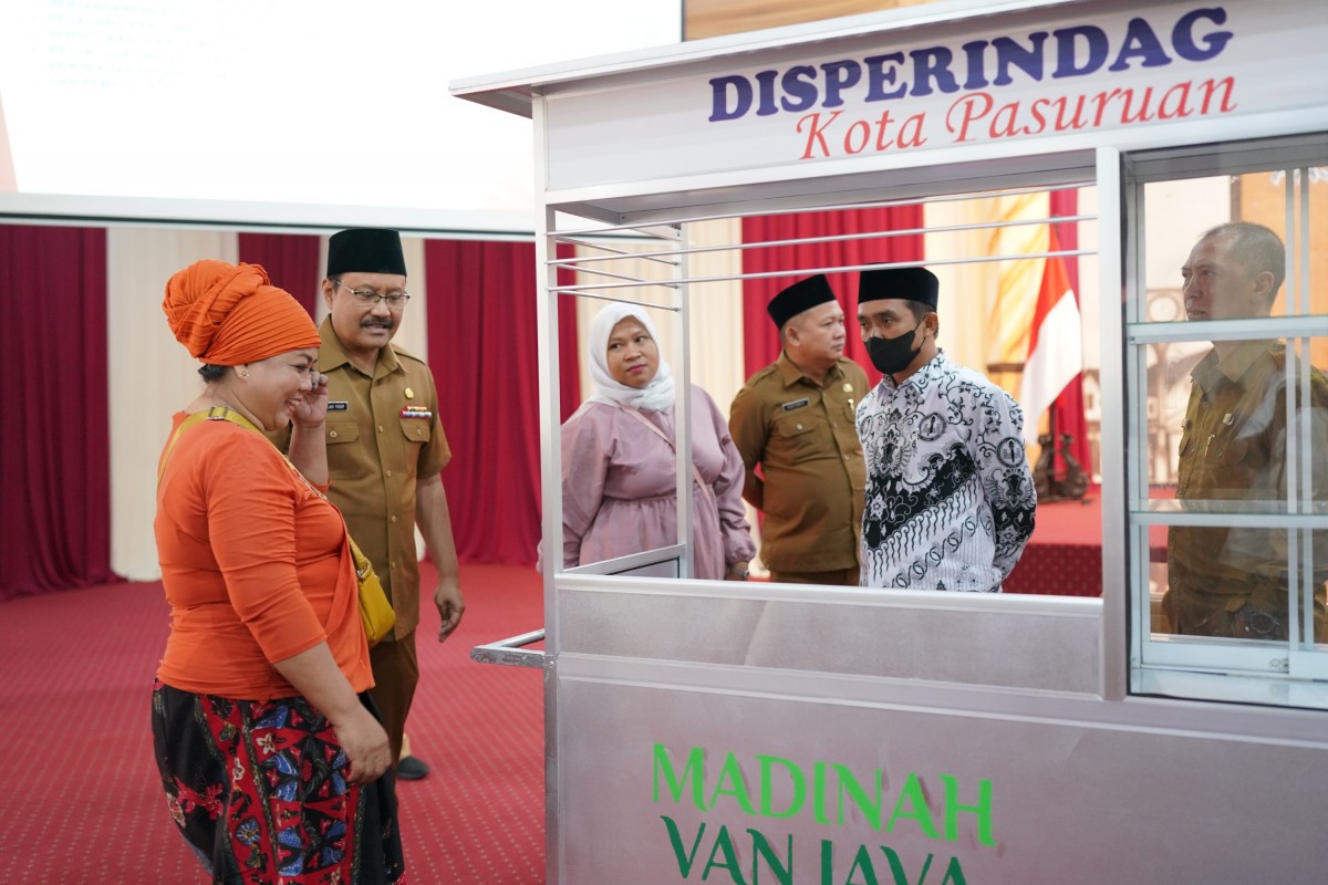 Wali Kota Saifullah Yusuf (Gus Ipul) mengumpulkan seluruh PKL Alun-alun Kota Pasuruan (Foto: Pemkot Pasuruan)