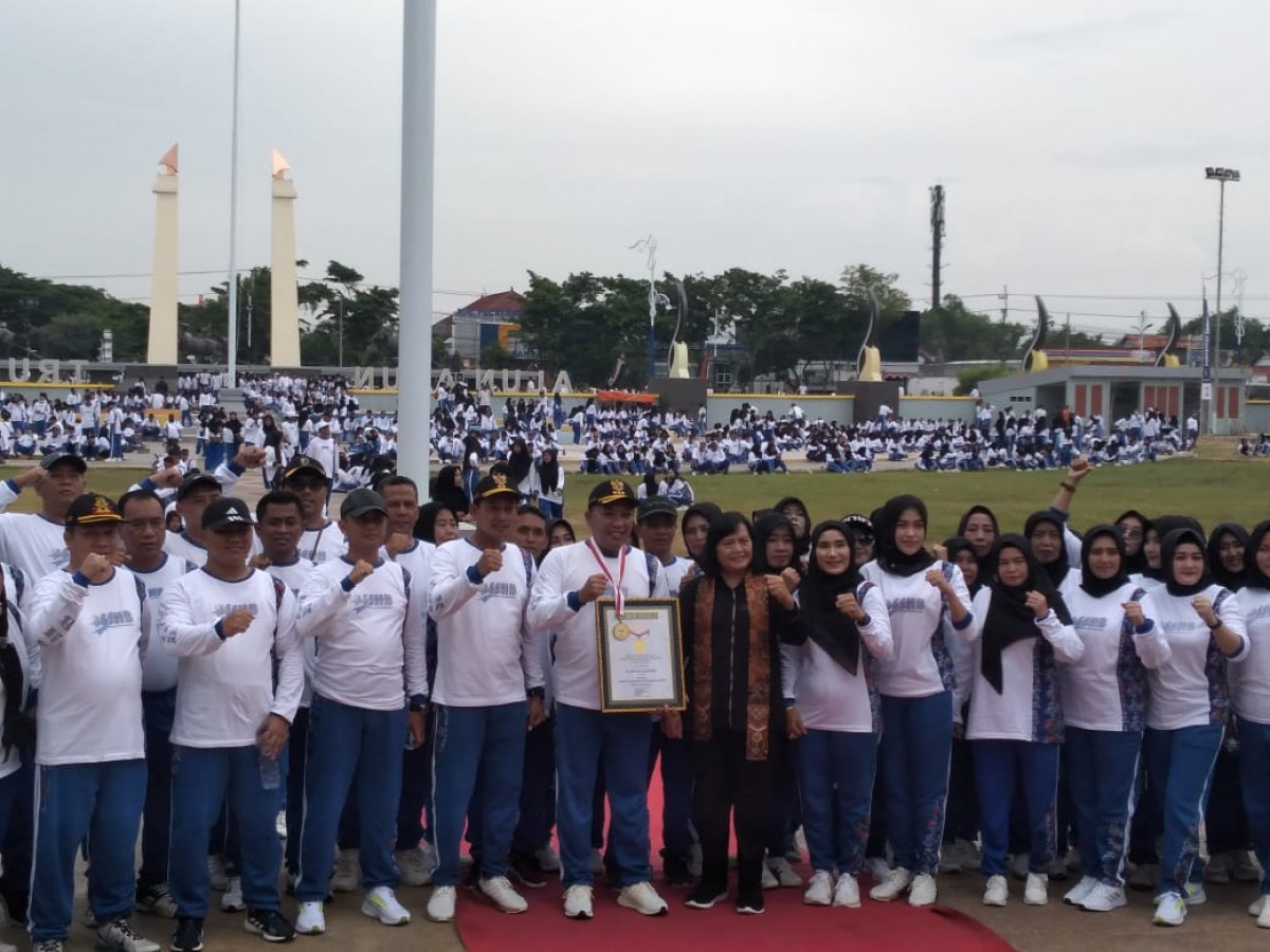 Diikuti 10.399 Peserta, Senam Sampang Hebat Bermartabat Pecahkan Rekor Muri