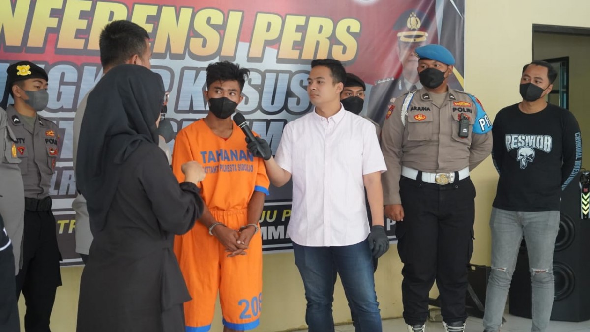 Pelaku saat diinterogasi Kapolresta Sidoarjo Kombes Pol Kusumo dan Kasat Reskrim AKP Tiksnarto Andaru Rahutomo (Foto: Achmad Supriyadi/jatimnow.com)