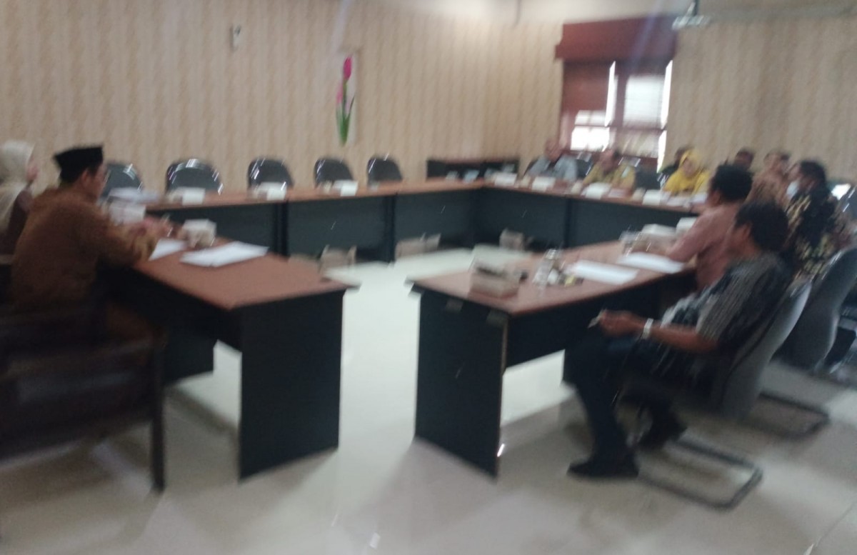 Hearing Komisi C bersama pihak kontraktor dan DPU Bina Marga Lamongan. (Foto : Adyad Ammy Iffansah/jatimnow.com)