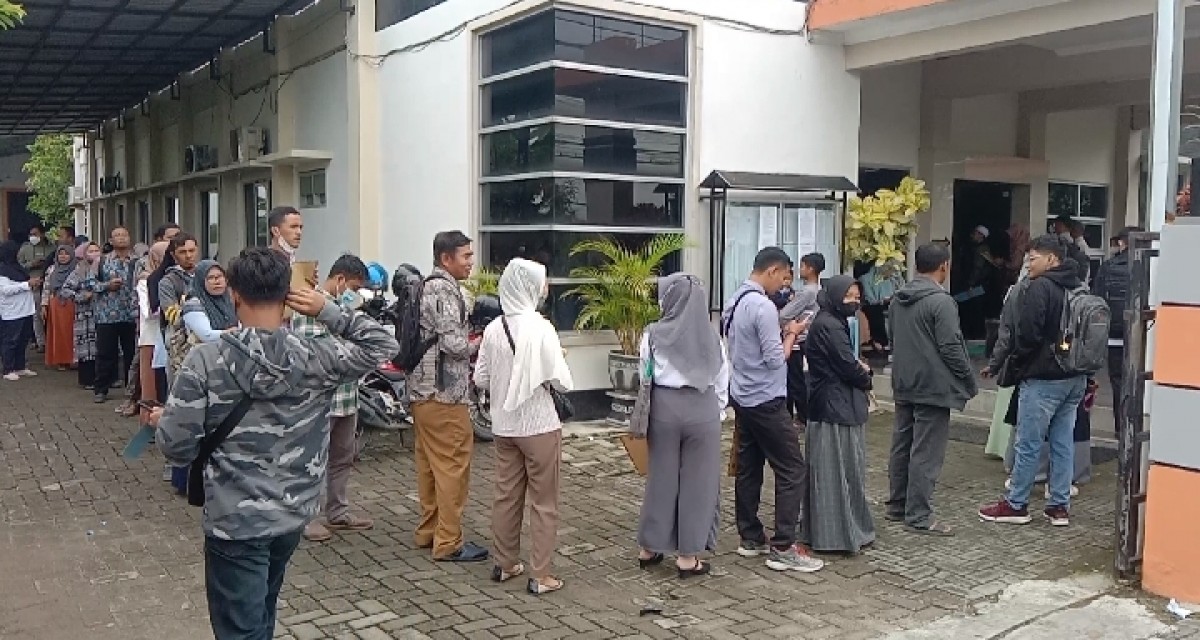 Suasana antrean para pendaftar PPS yang mengular hingga halaman kantor KPU Bojonegoro. (Foto: Misbahul Munir/jatimnow.com)