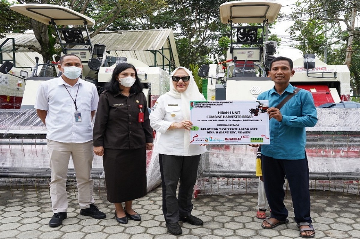 Bupati Anna saat memberikan alat pertanian mesin Combine Harvester (mesin panen padi) pada perwakilan kelompok tani (Foto: Pemkab Bojonegoro for jatimnow.com)