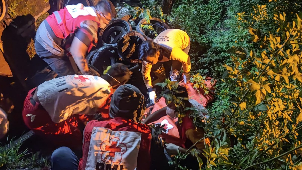 Proses evakuasi korban meninggal akibat ledakan kompresor. (Foto: Nor for jatimnow.com)