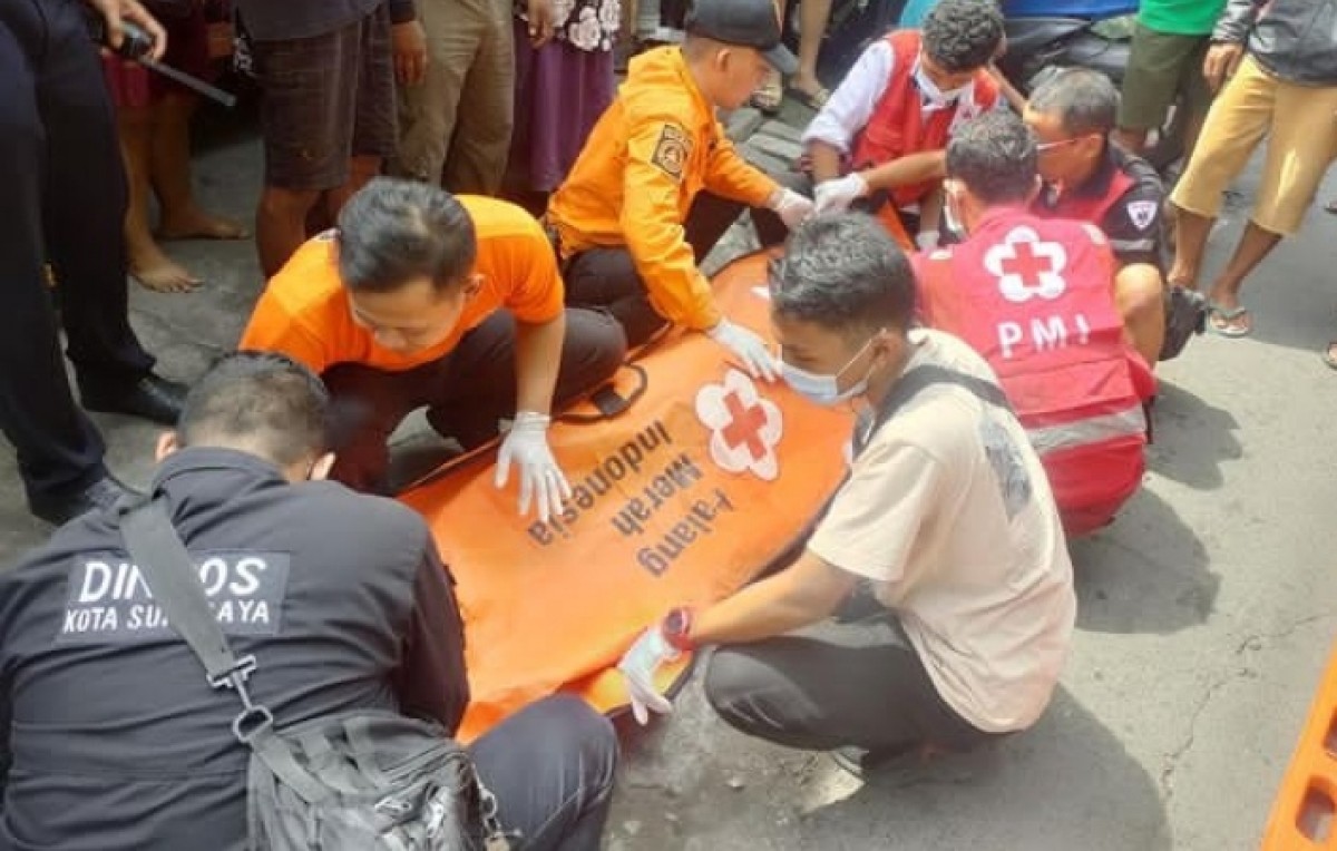 Korban saat dievakuasi petugas. (Foto: BPBD Surabaya for jatimnow.com)